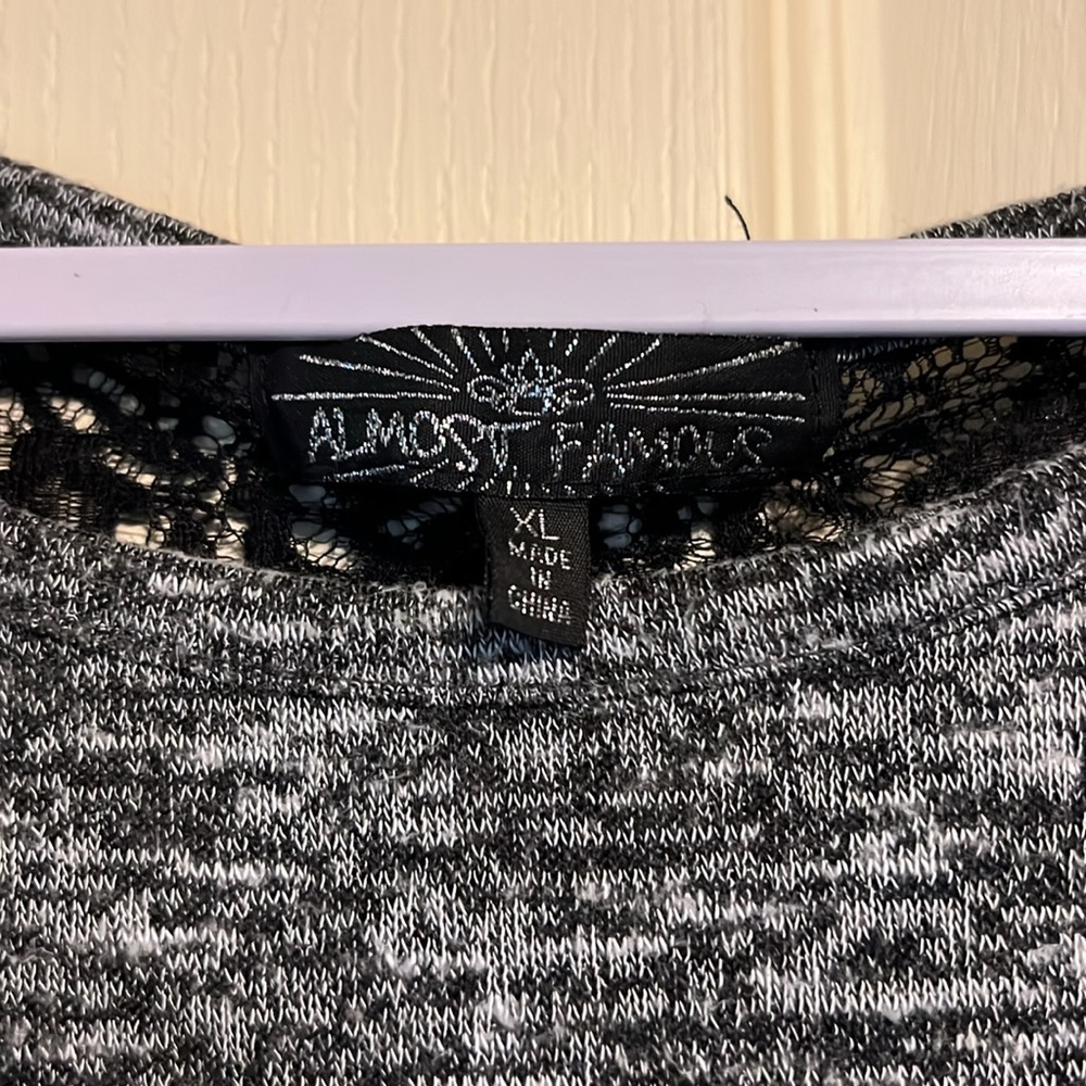 High-Low Lace Back Top - Picture 4 of 5